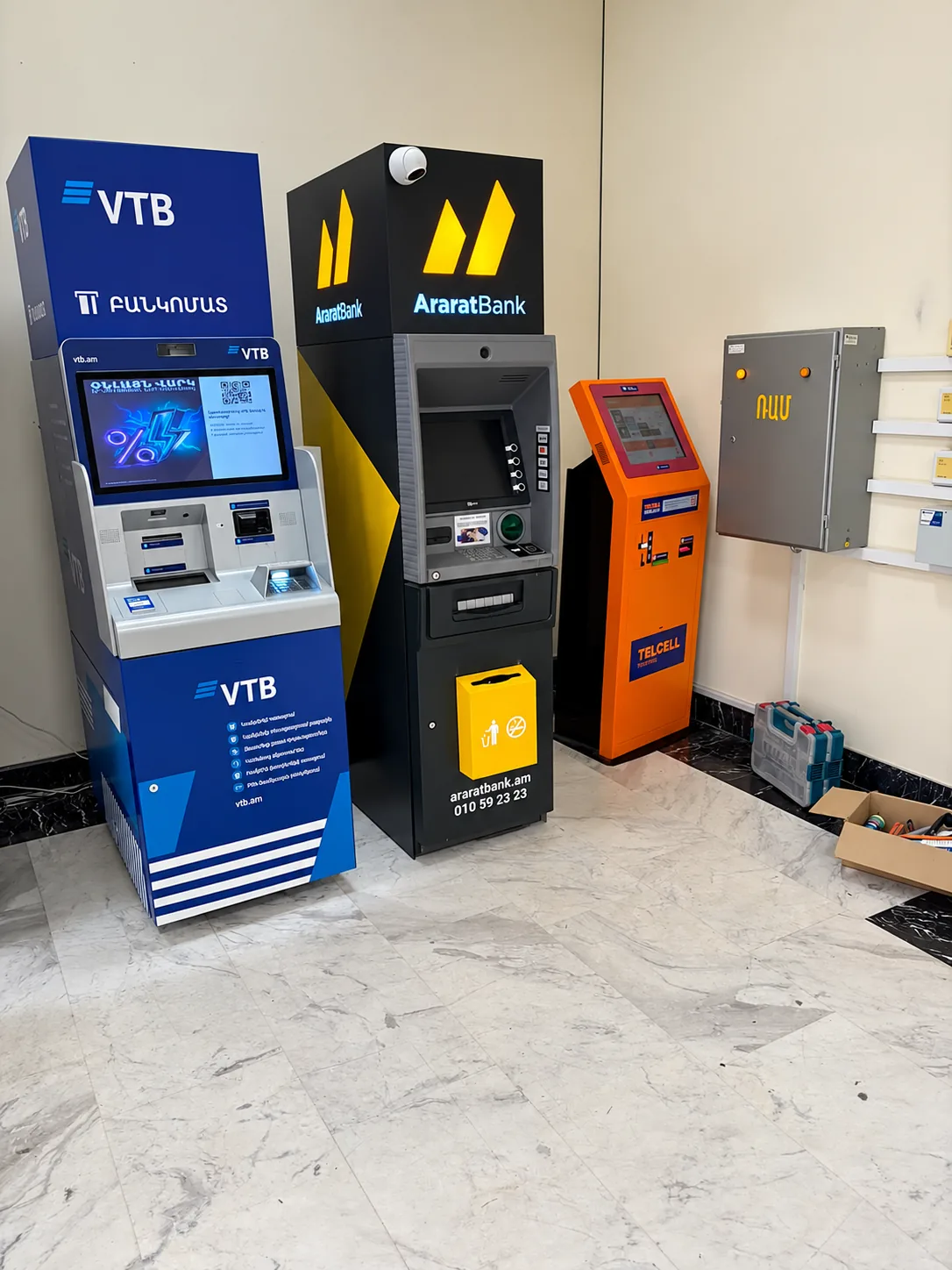Բանկոմատի մուգ պատյան դեղին աղբարկղով