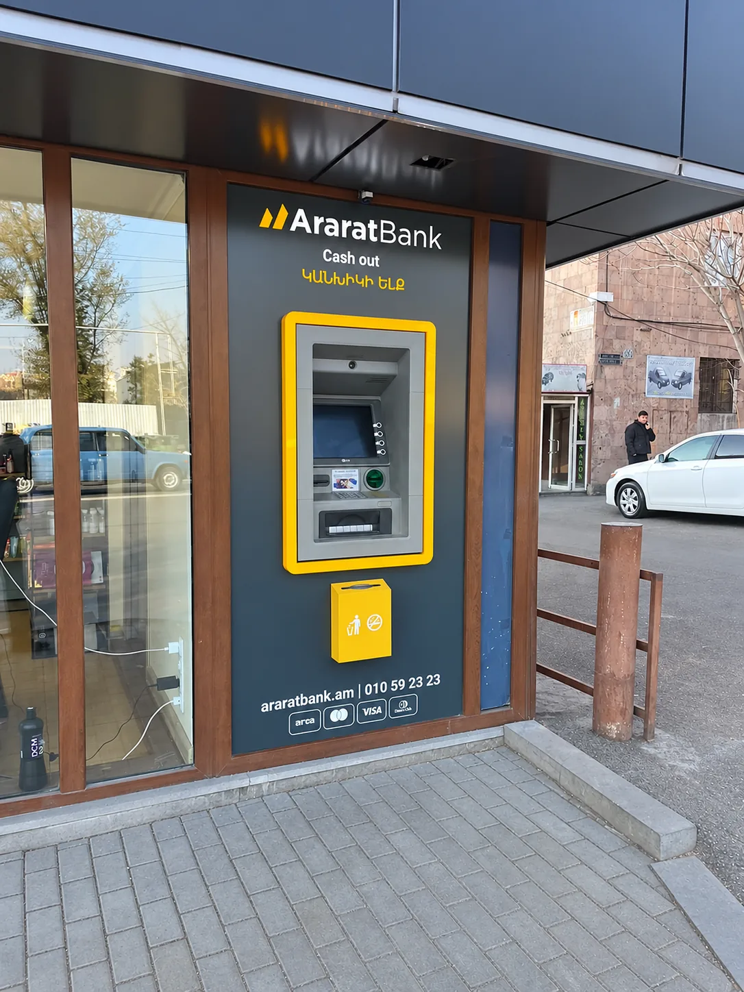 Բանկոմատի վահանակ ցուցափեղկի շրջանակում