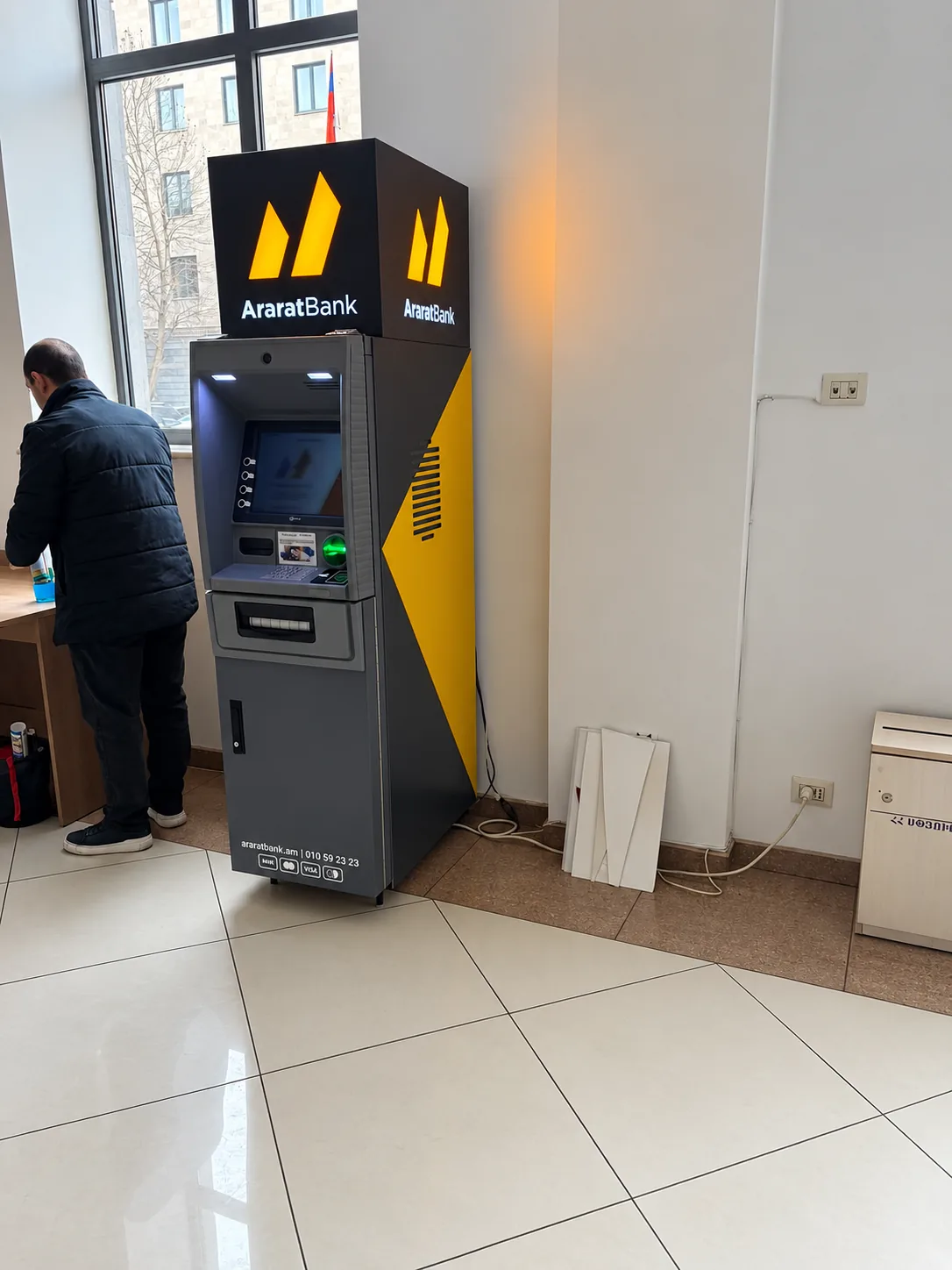 Լուսավորվող խորանարդով բանկոմատ սրահում