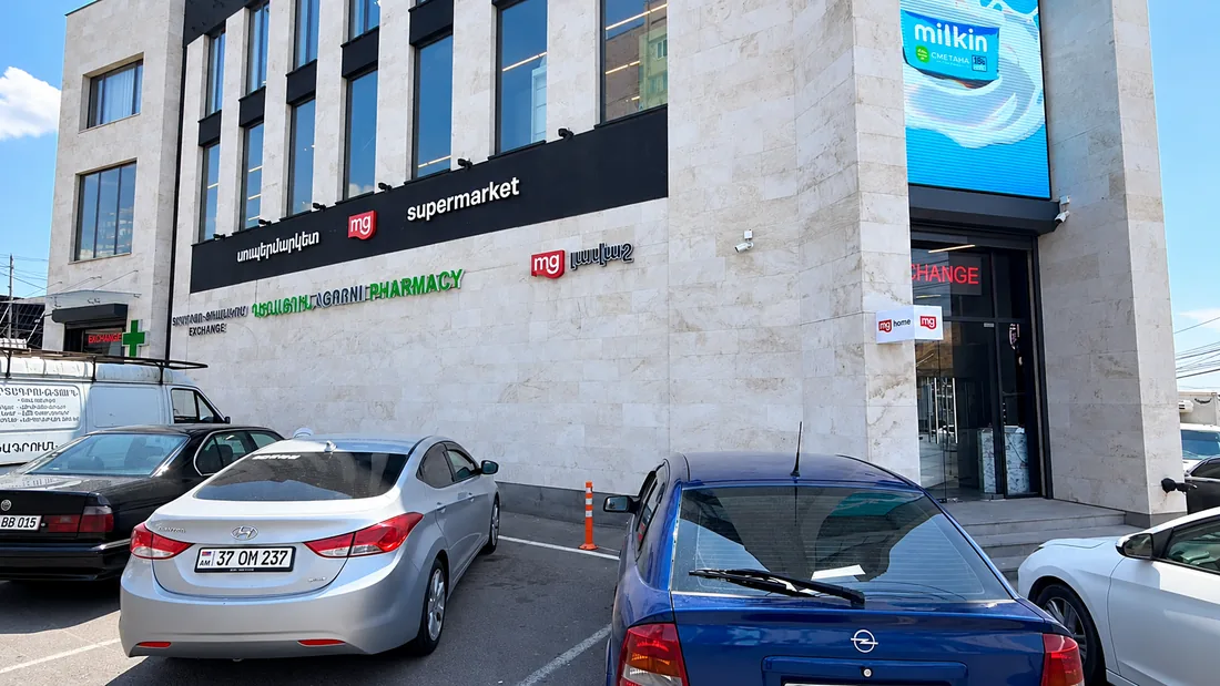 Խանութների ցուցանակներ ընդհանուր քարե ճակատին