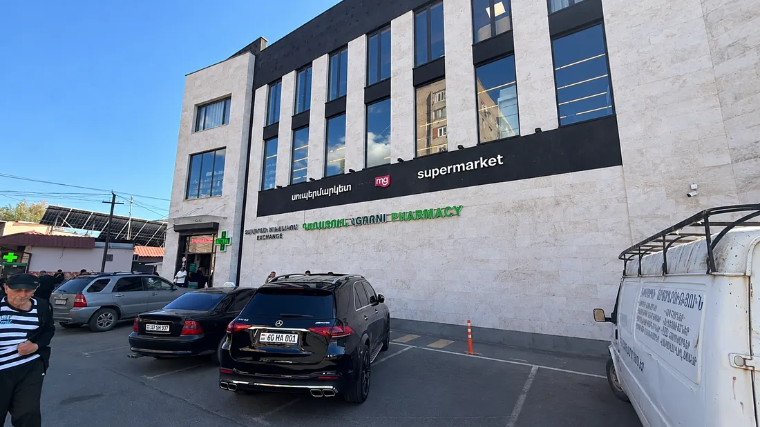 Սև շերտ գրությամբ սուպերմարկետի ճակատին