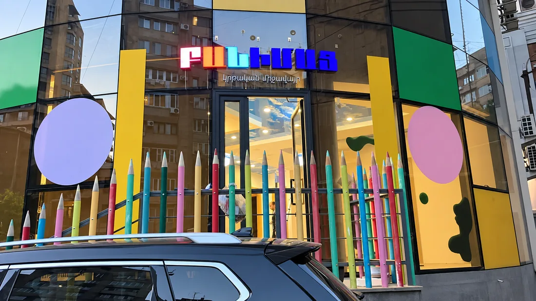 Գունավոր ապակե ճակատ և մատիտաձև բազրիք