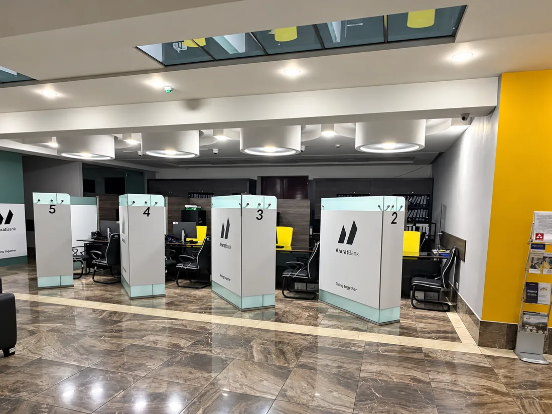 Համարակալված միջնապատեր բանկի սրահում