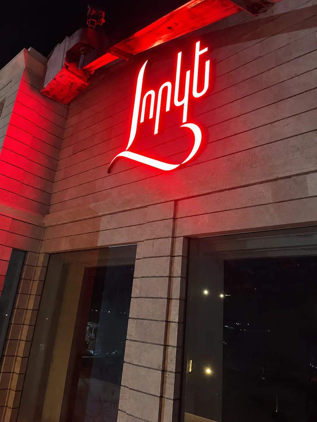 Կարմիր լույսով գրություն քարե ճակատին