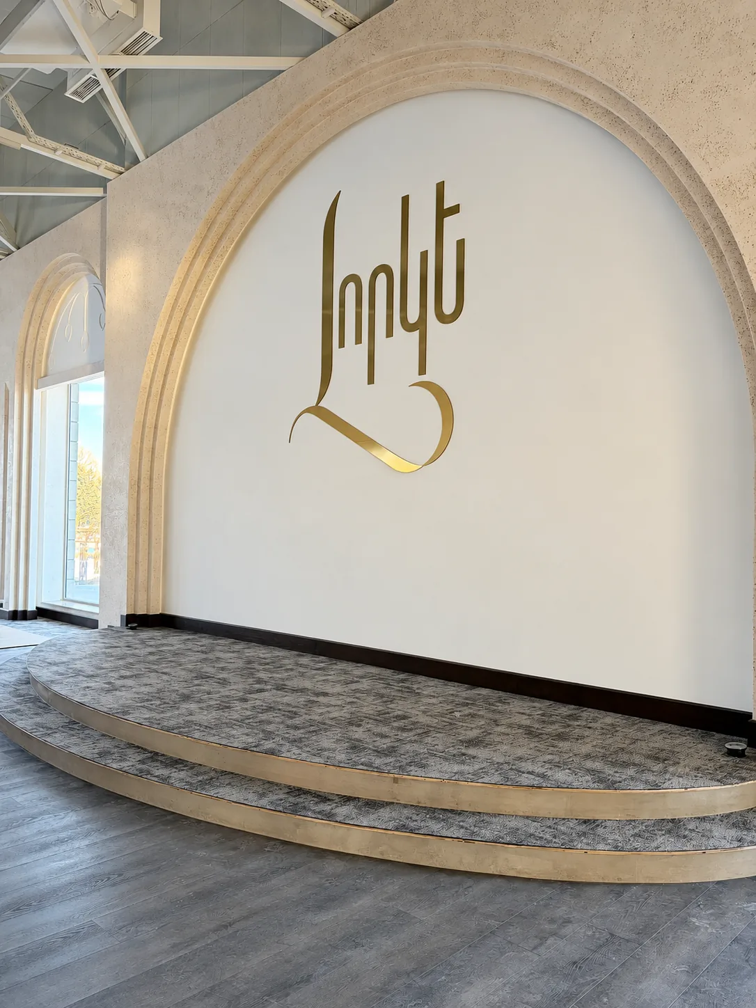 Ոսկեգույն լոգո կամարաձև խորշում