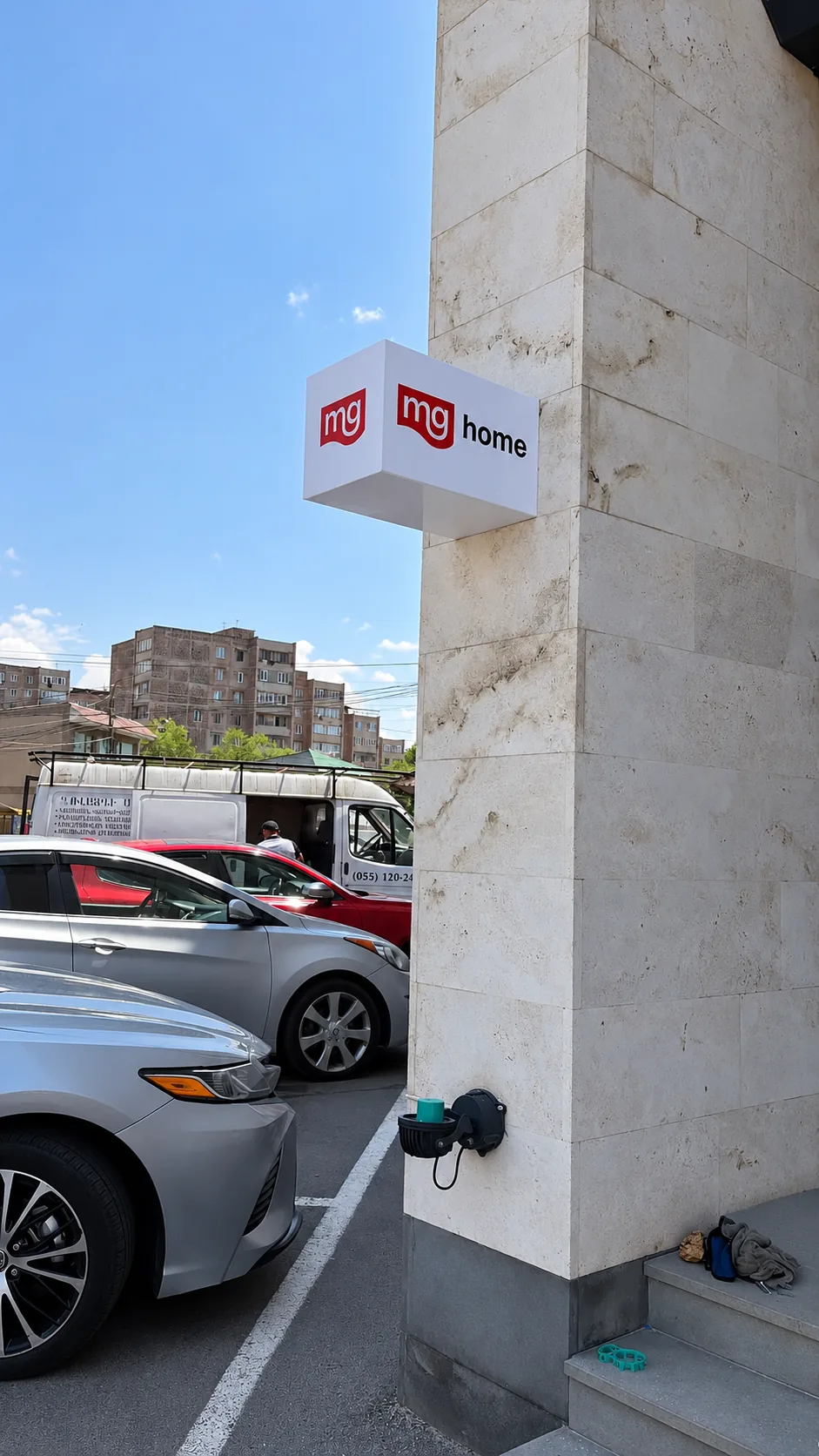 Սպիտակ ելուստային ցուցանակ քարե սյան վրա