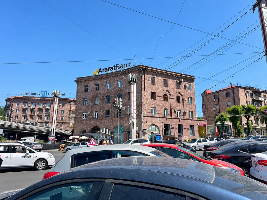 Տանիքի ցուցանակ աշխույժ խաչմերուկի վրա