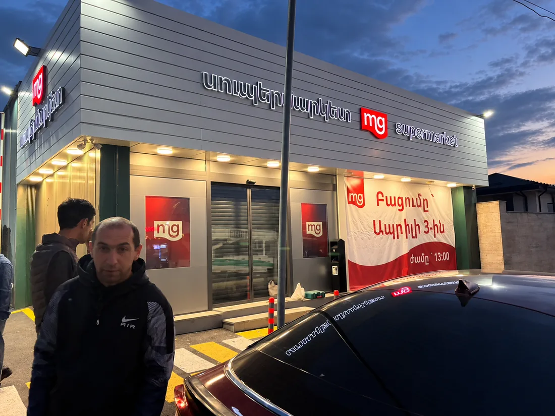 Սուպերմարկետի տաղավարի մոխրագույն ճակատ