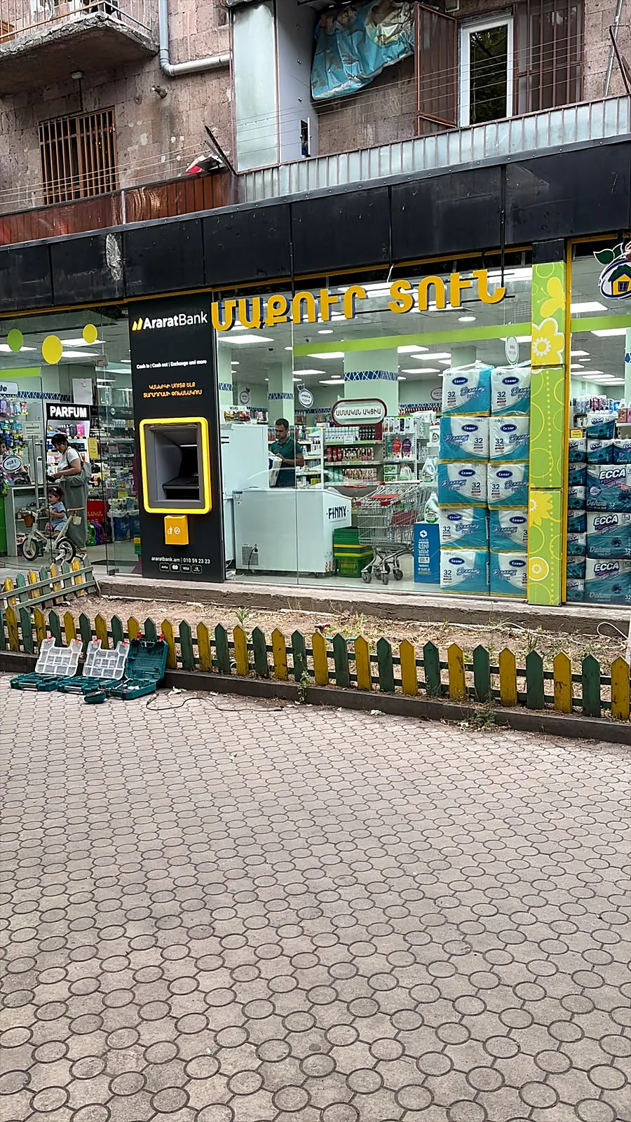 Ցուցափեղկ դեղին տառերով և բանկոմատով